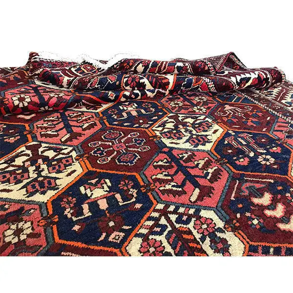 Perserteppich mit geflochtener Textur und buntem Muster, rot, blau, creme