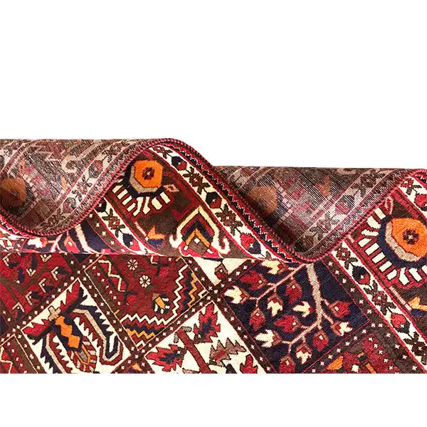 Bakhtiari-Teppich mit bordeauxrotem Basisfeld und geometrischem Muster, umlaufender Bordüre