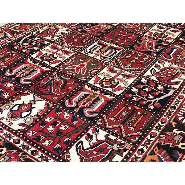 Bakhtiari-Teppich Nahansicht der Fläche: geometrische Motive in Bordeux, Creme und Dunkelblau
