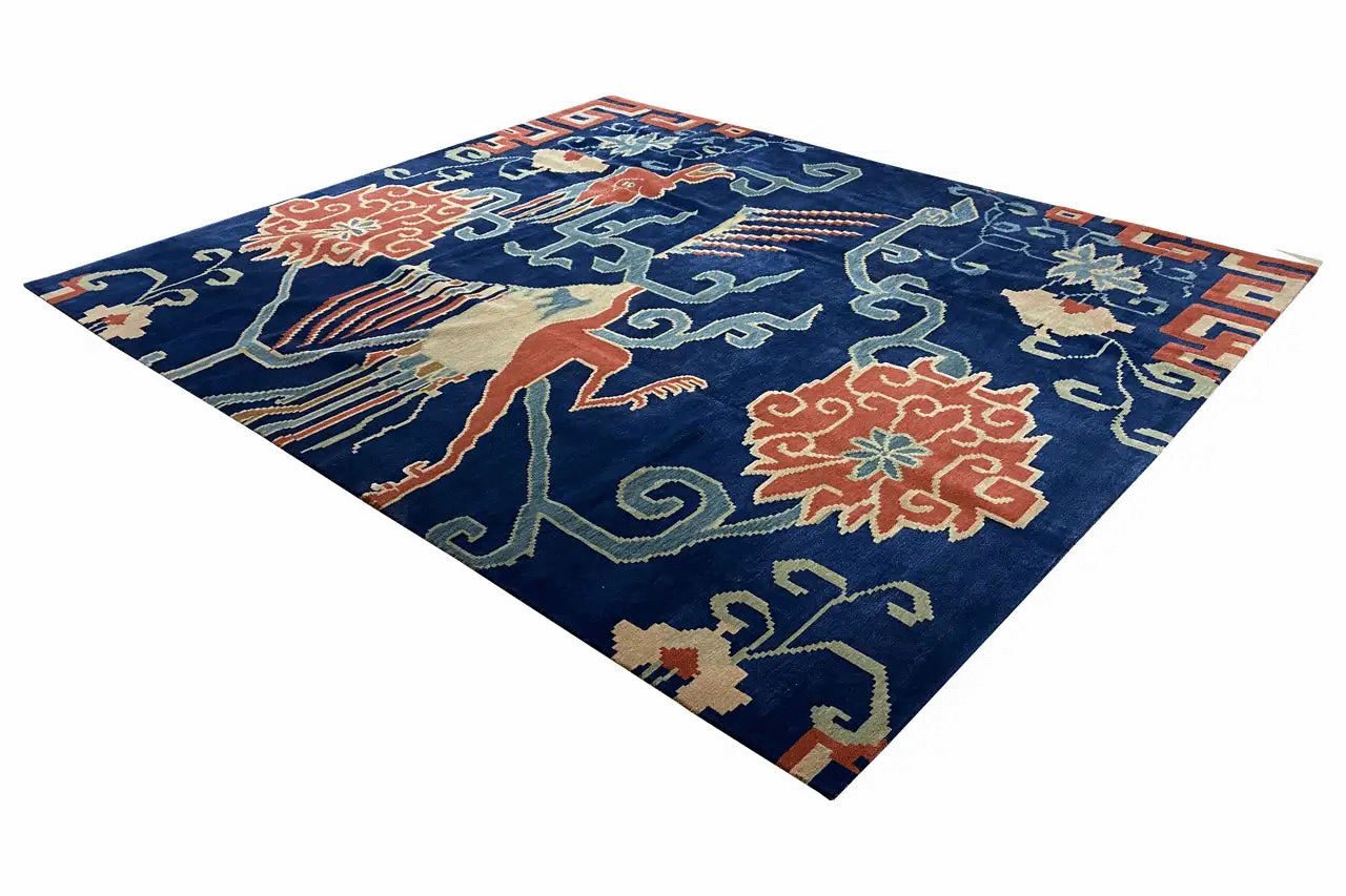 Bo Hamsa-Teppich 304x253 cm: diagonale Ansicht, dunkelblau mit mehrfarbigen Ornamenten