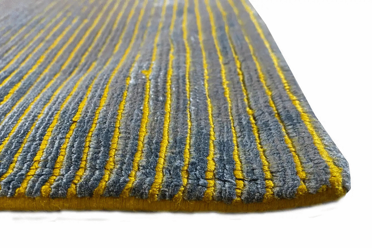 Blau-grauer Designer-Teppich mit gelben Linien, kurzer Flor und gerader Kante