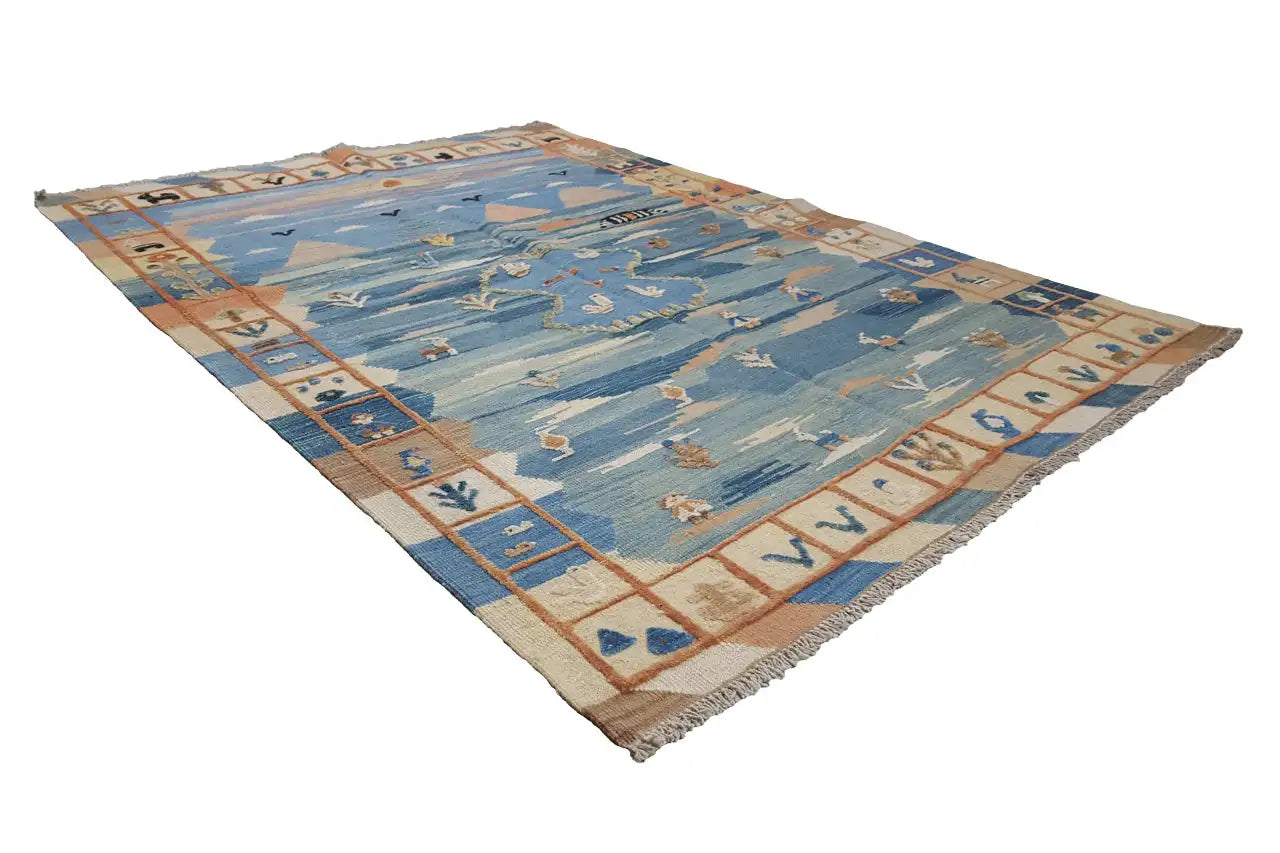 Kilim-Teppich mit blauem Grund, geometrischen Reihen und Fransen an den Kanten