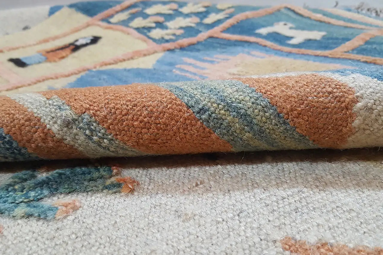 Kilim-Teppich, Detail der Webstruktur mit blau-beigen und rostbraunen Farbakzenten