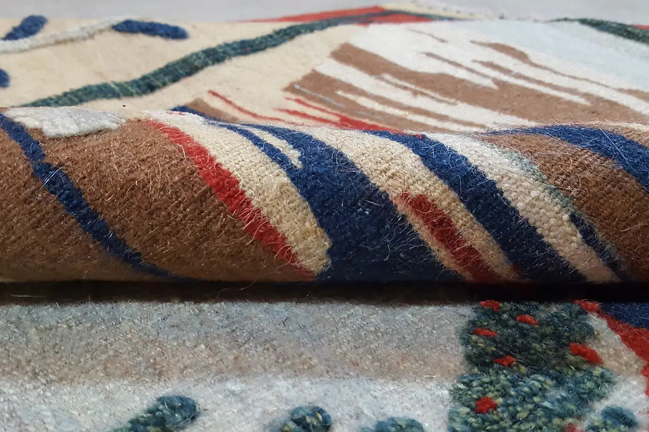 Kilim-Qashqai-Teppich Close-up: farbige Webstreifen, dichter Flor an der Kante