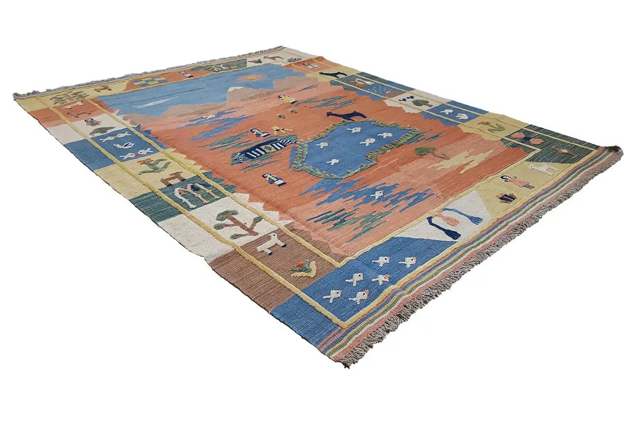 Kelimteppich mit großem blau-orangenem Musterfeld und mehrfarbiger Fransenbordüre