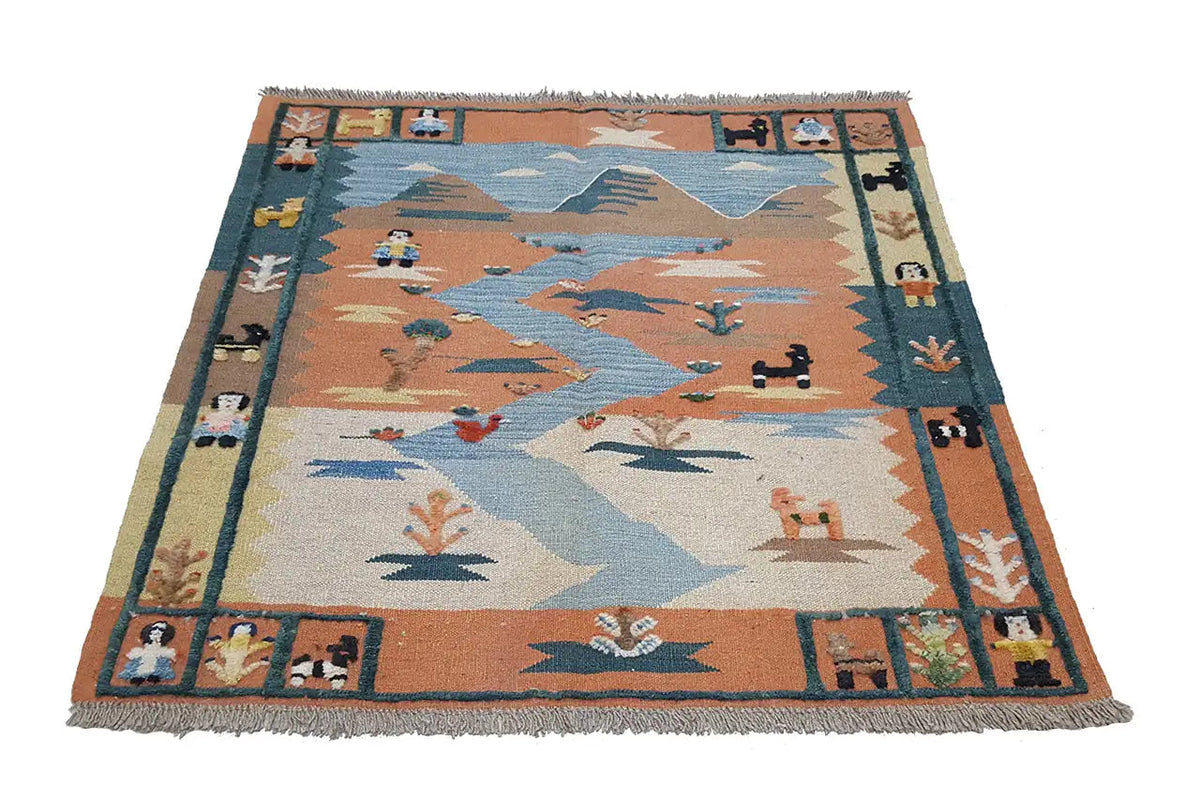 Kilim-Teppich mit mehrfarbigen Mustern in Blau, Braun und Beige sowie dekorativen Fransen