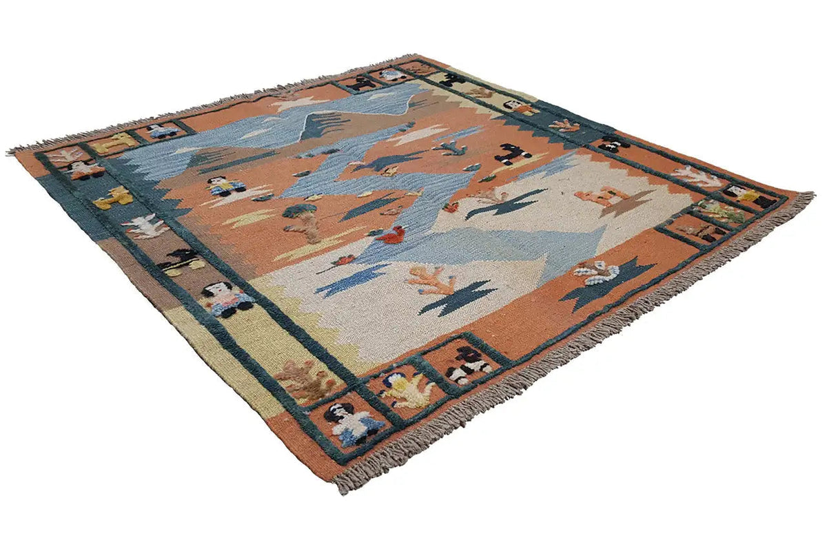 Kilim-Teppich im Musterdesign mit bunten Motiven und Fransen an den Kanten