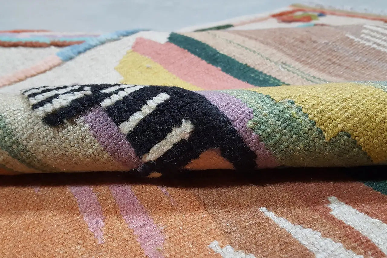 Nahaufnahme Kilim Qashqai Teppich: bunte Webstruktur mit mehrfarbigem Muster