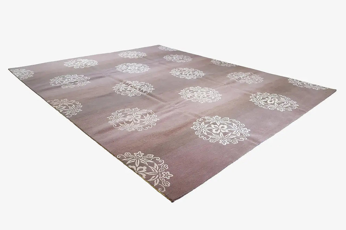 Designer-Teppich Bo Hamsa in Mauve mit weißen Blumenmedaillons