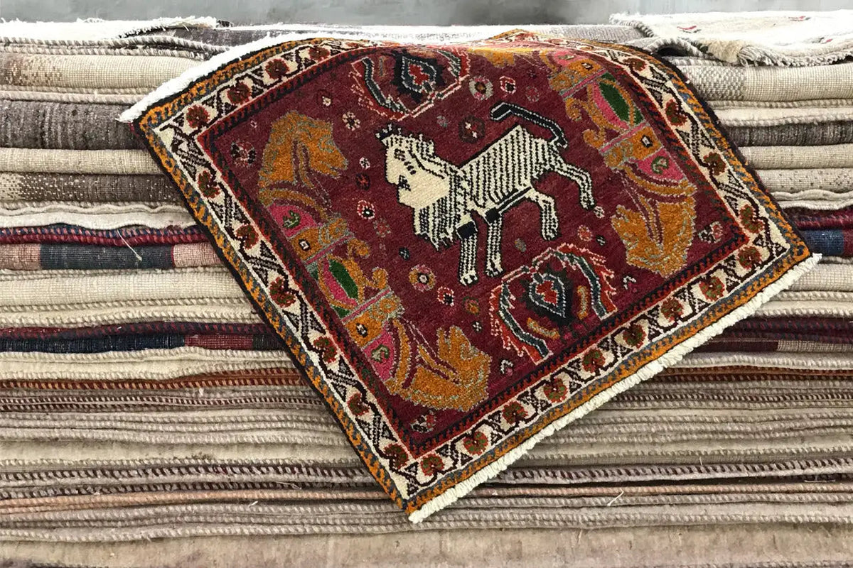 Poschti Qashqai Teppich 61x60 cm mit rotem Rand und weißem Pferdemotiv