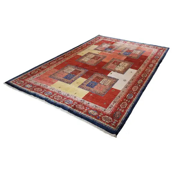 Teppich mit rotem Grund, geometrischen Quadraten und blauem Zierband am Rand