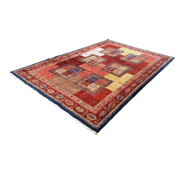 Teppich mit rotem Mittelbereich, Patchwork-Quadraten und blauem Bordürensaum