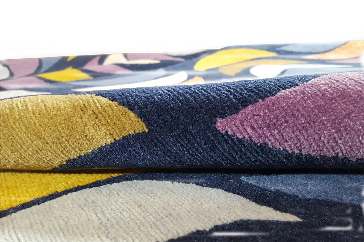 Teppich mit Wellenmuster in Blau, Gelb, Violett und Creme, flach ausgelegt