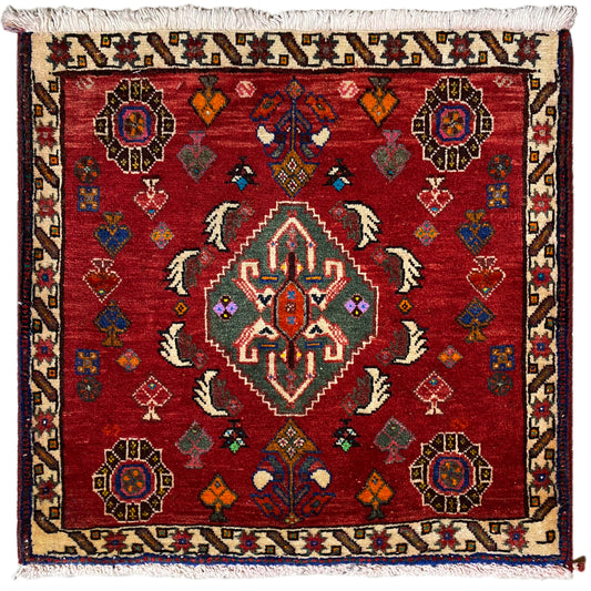 Poshti-Teppich 58x57 cm, roter Knüpfteppich mit geometrischem Muster und Fransen