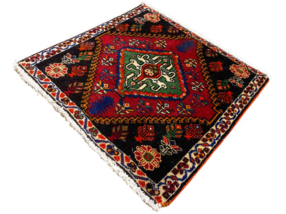 Poshti-Teppich 56x56 cm, quadratisch, roter Rahmen mit bunten Kleindetails auf Schwarz