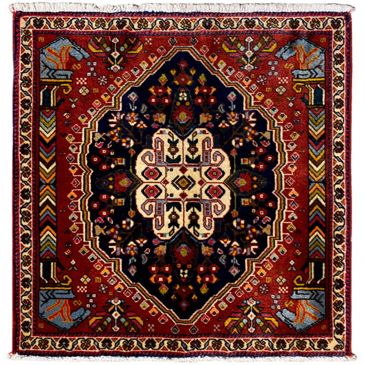 Poshti-Teppich mit rotem Grund, dunkelblauem Achteck-Muster und weißem Bordürenrand