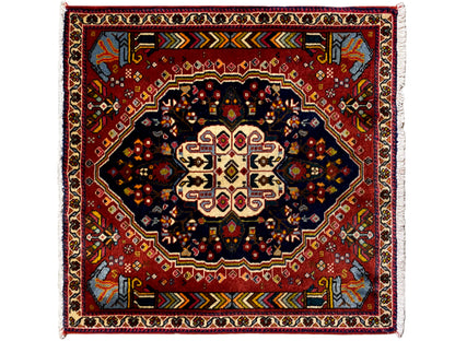 Poshti-Teppich mit rotem Grund, dunklem Medaillon und mehrfarbigen Rahmenornamenten