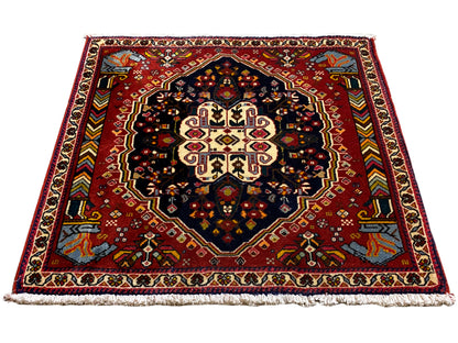 Poshti-Teppich mit rotem Grund und symmetrischem Medaillon, blau-schwarzer Kontrastfläche