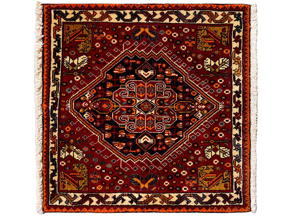Poshti-Teppich 60x60 cm, quadratisches Ornamentmuster in Rot mit hellem Rand