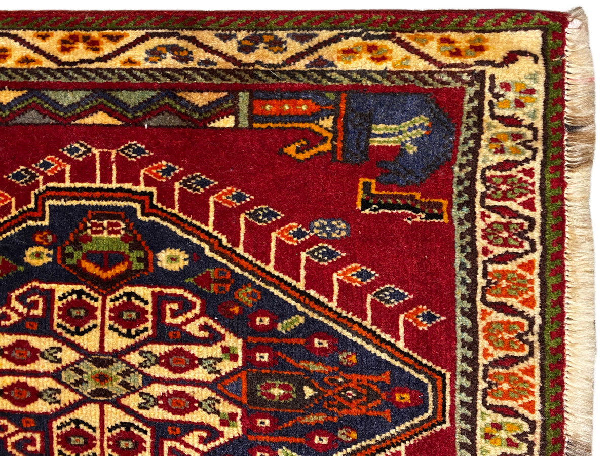 Detail vom Poshti-Teppich (59×61 cm): rotes Feld mit Teppichornamenten und eingefasster Kante