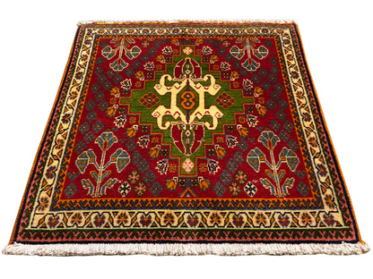 Orientteppich mit rotem Mittelmotiv, grünen Details und beiger Bordüre, mit Fransen