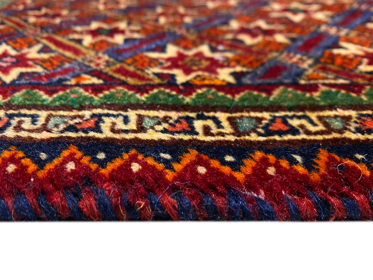 Poshti-Teppich 62x52 cm Nahaufnahme: farbige Streifen und hohe Flor-Fransen.