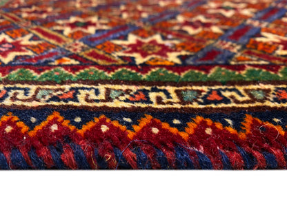 Poshti-Teppich 62x52 cm Nahaufnahme: farbige Streifen und hohe Flor-Fransen.