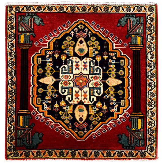 Quadratischer Poshti-Teppich mit rotem Grund und farbigen, symmetrischen Ornamenten