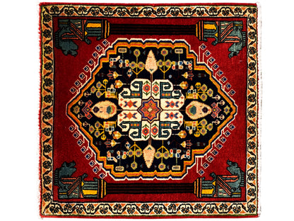 Poshti-Teppich mit rotem Grund, dunklem Medaillon und bunten Mustern im Zentrum