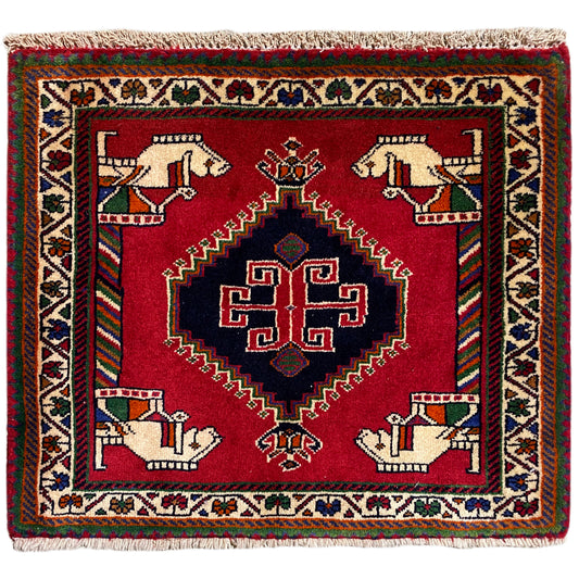 Poshti-Teppich 58x68 cm: roter Musterteppich mit Medaillon und Handfiguren