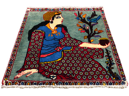 Poshti Teppich 68x63 cm in Dreiviertelansicht mit Figur, Baum, roten Musterrändern, Fransen