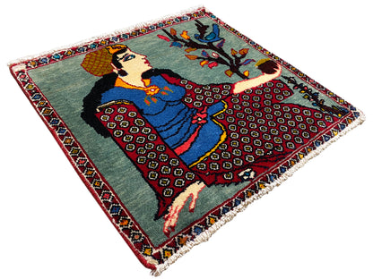 Poshti Teppich 68x63 cm schräg von oben: Figurmotiv mit Baum, farbige Einfassung, Fransen
