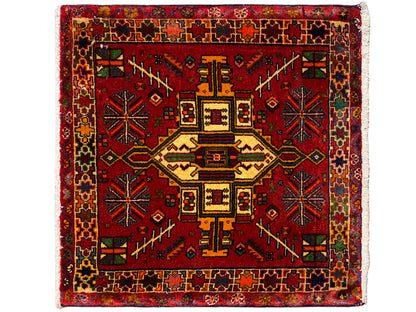 Rechteckiger Poshti Teppich mit rotem Hintergrund und geometrischem Zentralmotiv, mehrfarbig