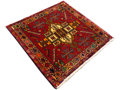 Poshti Teppich rechteckig, rotes Ornamentdesign mit gelben, blauen und grünen Details