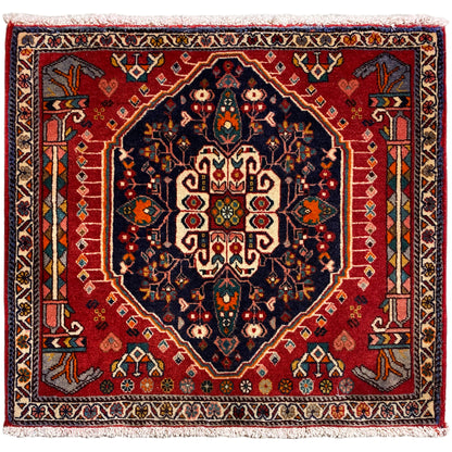 Quadratischer Teppich mit rotem Hintergrund und dunkelblauem Zentralmotiv, mit Fransen
