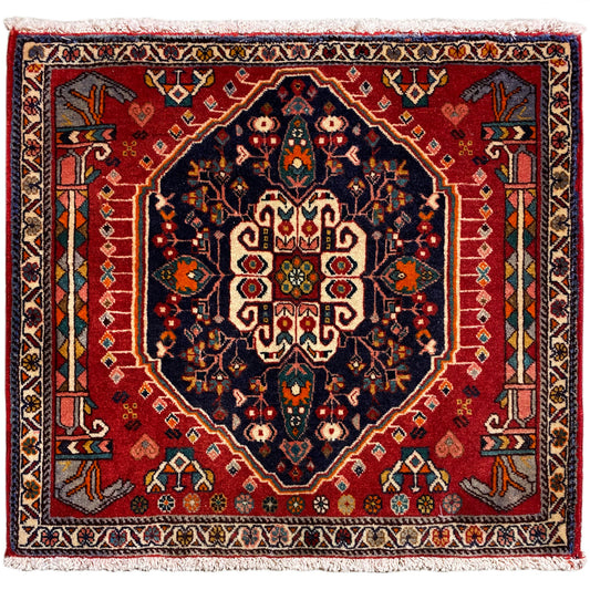Quadratischer Teppich mit rotem Hintergrund und dunkelblauem Zentralmotiv, mit Fransen