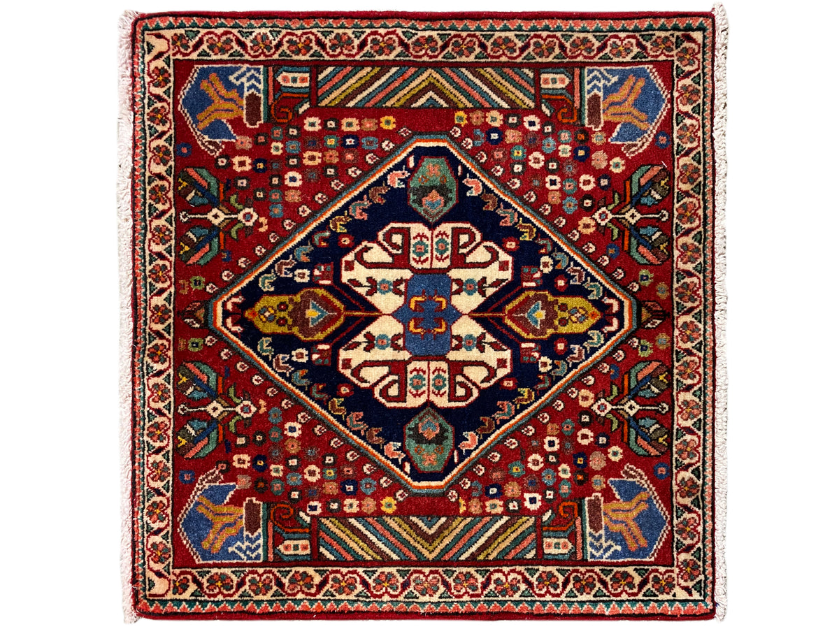 Teppich 66x62 cm im Poshti-Design: roter Grund mit blauem Mittelmedaillon