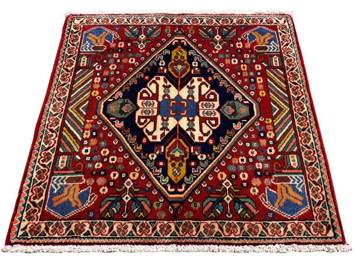 Teppich 66x62 cm mit rotem Muster, dunklem Rahmen und farbigen Ornamenten