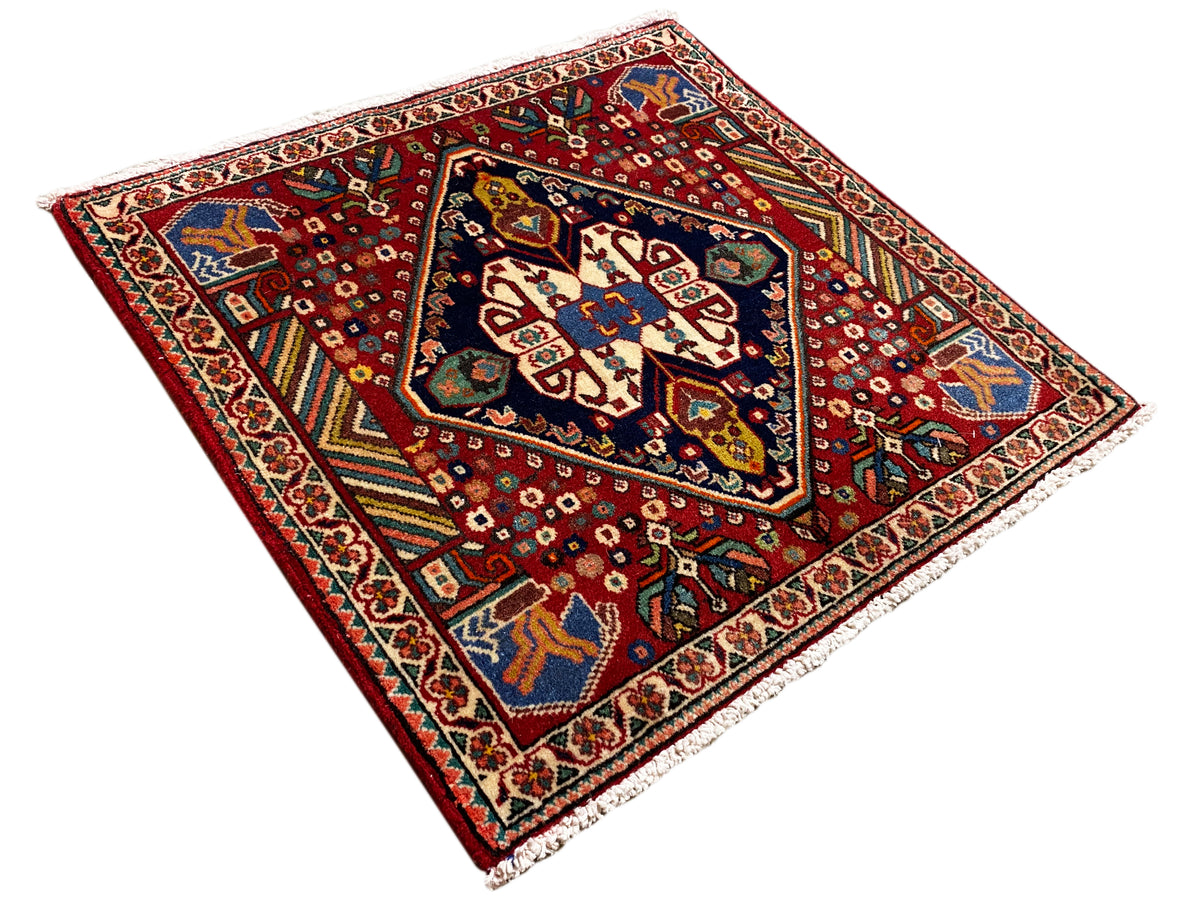 Teppich 66x62 cm: diagonale Ansicht des Medaillons mit Zierbordüre und Fransen