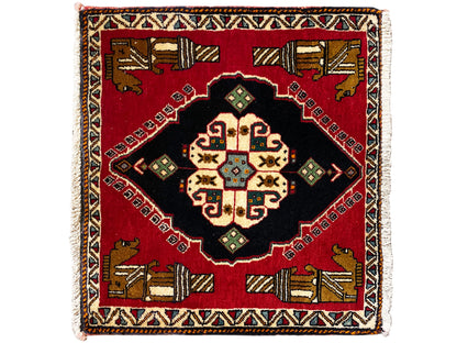 Poshti-Teppich 63x55 cm: roter Flächenteppich mit schwarzem Mittelteil und farbigen geometrischen Mustern