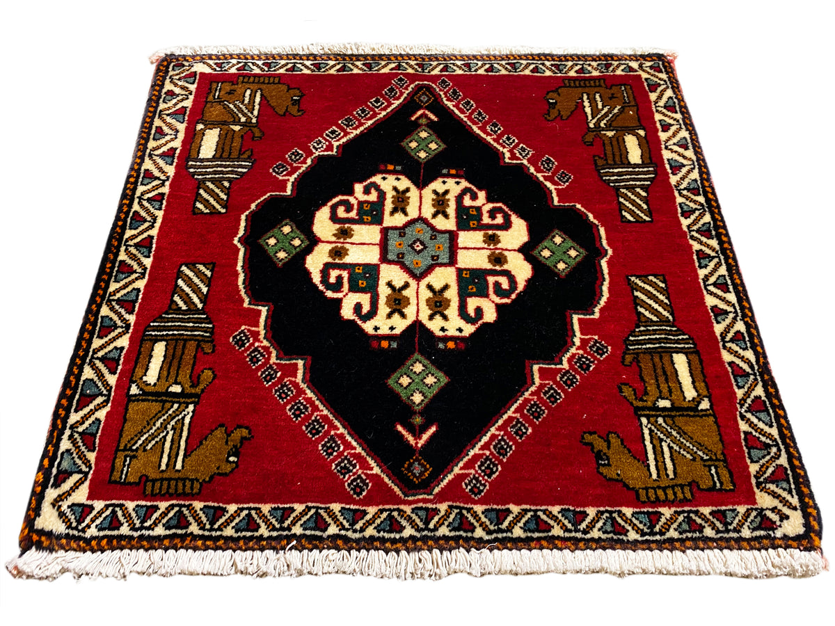 Poshti-Teppich 63x55 cm: rotes Teppichviereck mit schwarzem Ornament-Medaillon, Rahmen und Fransen