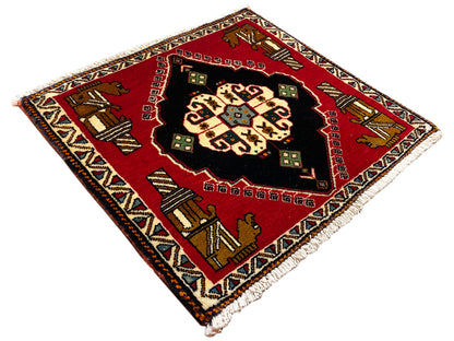 Poshti-Teppich 63x55 cm: quadratisch, auf Diagonale gelegt; roter Grund mit schwarzem Zentrum und Fransen