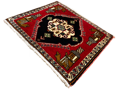 Poshti-Teppich 63x55 cm: roter Teppich mit schwarzem Medaillon, farbigen Motiven an den Ecken, Fransen