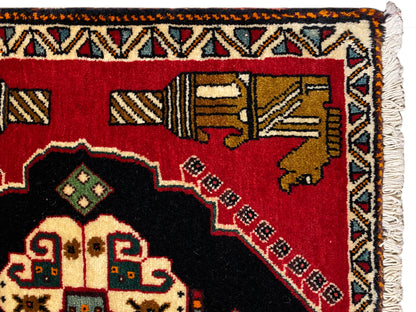 Poshti-Teppich 63x55 cm: Detail am Rand mit Fransen und mehrfarbigem Ornamentstreifen auf rotem Grund