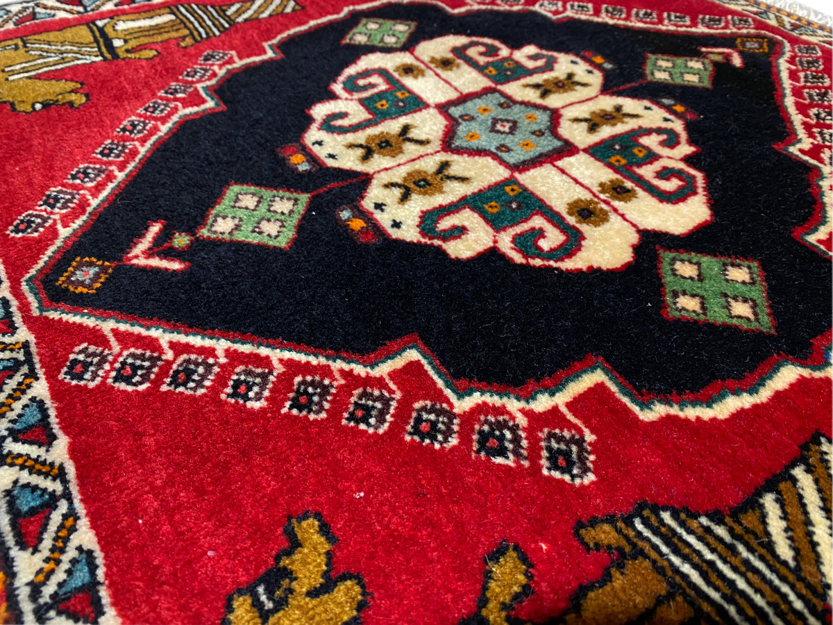 Poshti-Teppich 63x55 cm: Nahaufnahme des zentralen Medaillons mit rotem und schwarzem Muster