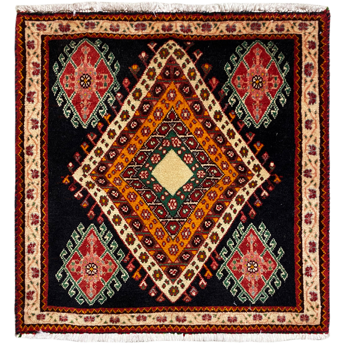 Poshti-Teppich im Viereckformat mit schwarzem Grund, zentralem Rautenmuster und bunten Medaillons