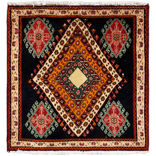 Poshti-Teppich im Viereckformat mit schwarzem Grund, zentralem Rautenmuster und bunten Medaillons