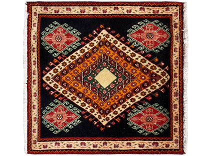 Poshti-Teppich mit schwarzem Hintergrund, orange-gelber Raute und vier grünen, roten Medaillons