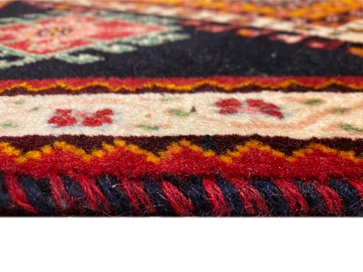 Poshti-Teppich Detail der Kante: mehrfarbige Bordüre und dunkle Fransen