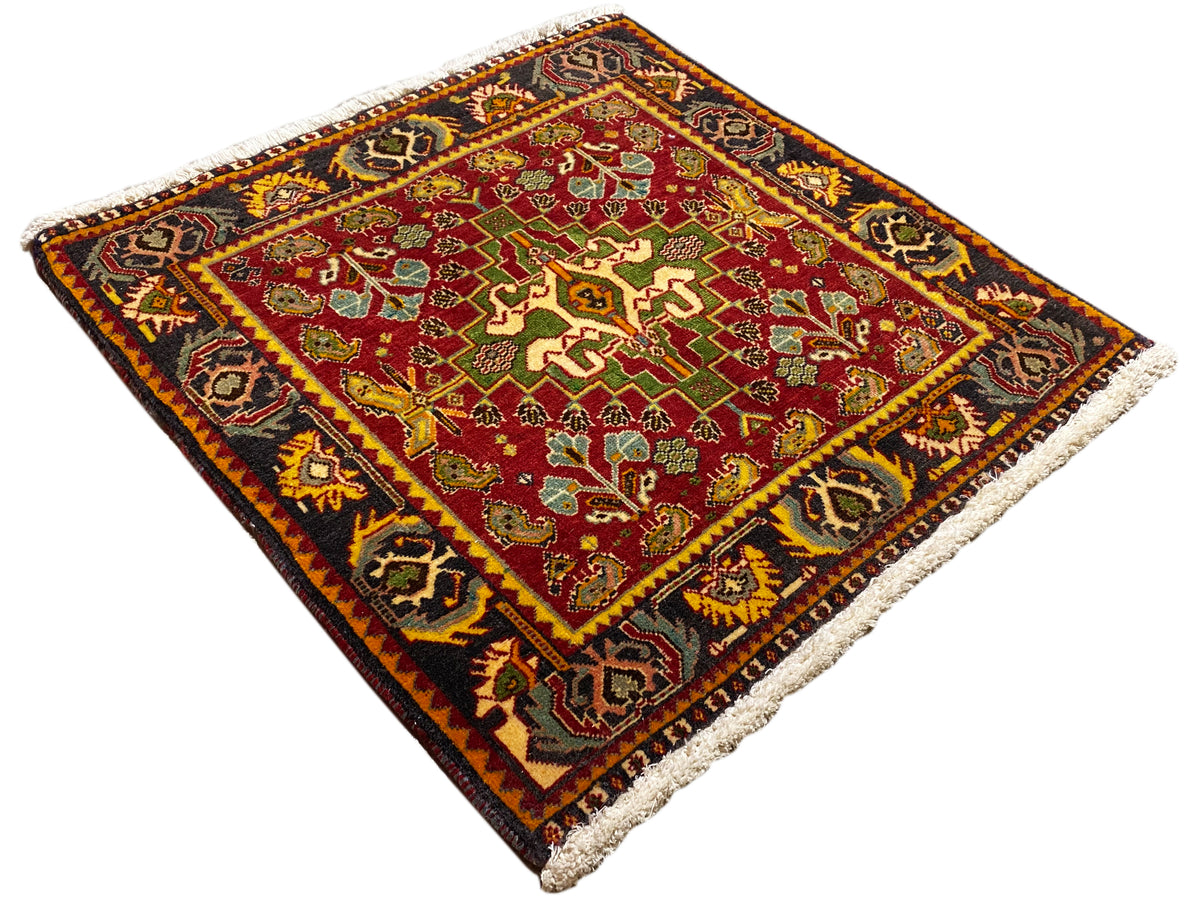 Poshti-Teppich 61x61 cm diagonal, rotes Medaillon mit geometrischem Muster